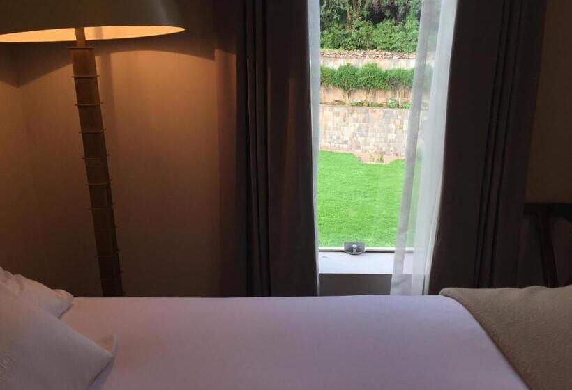 جناح جونيور, Atiq Boutique