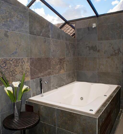 جناح جونيور, Atiq Boutique