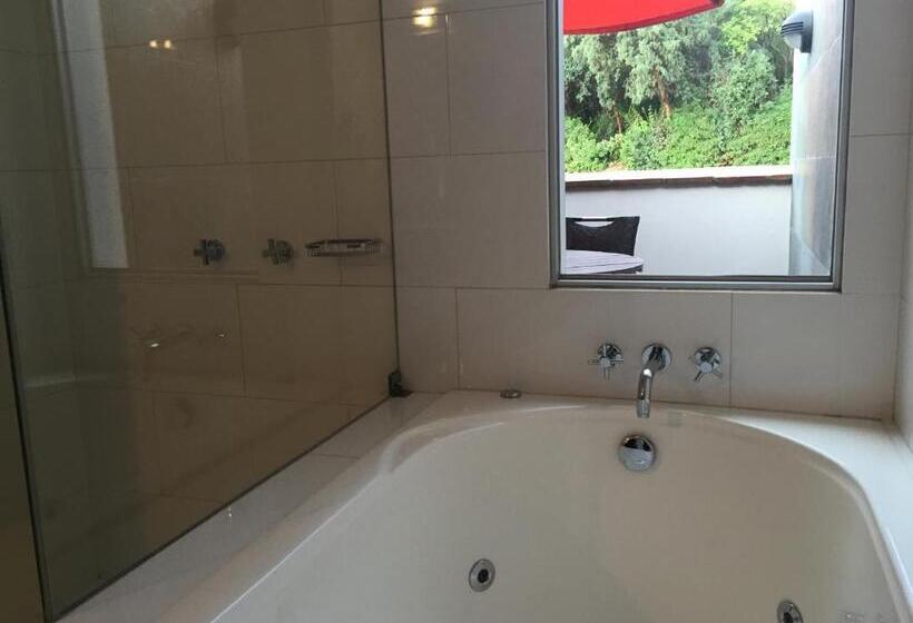 جناح ديلوكس, Atiq Boutique