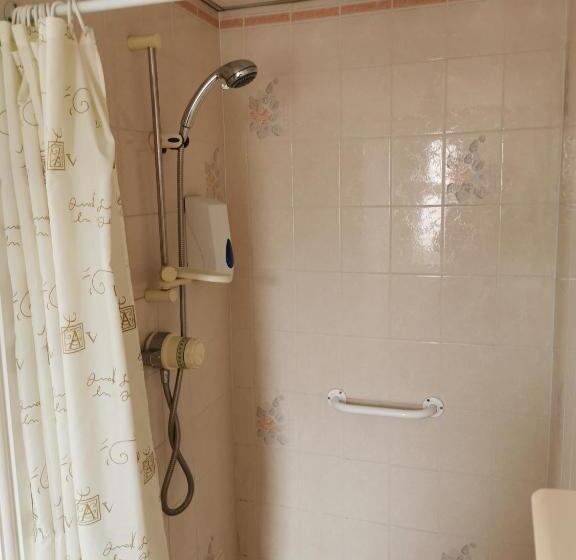 غرفة قياسية رباعية, Bukhari