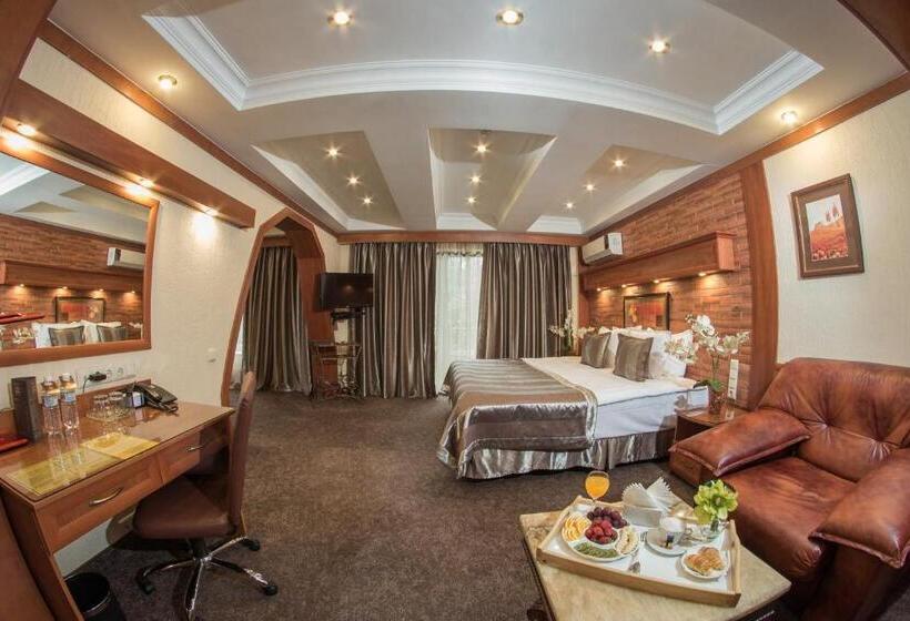 سوییت جونیور, Uyut Almaty