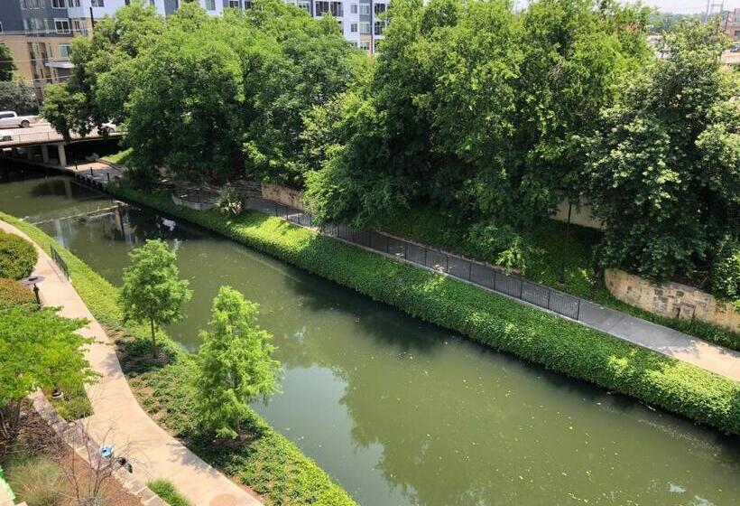 חדר דחוקס עם מיטת קינג, Sol Cypress, San Antonio, A Tribute Portfolio