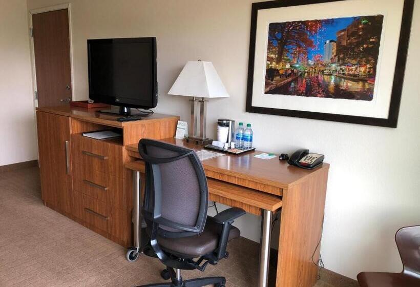 חדר דלוקס מותאם לאנשים עם מוגבלויות, Sol Cypress, San Antonio, A Tribute Portfolio