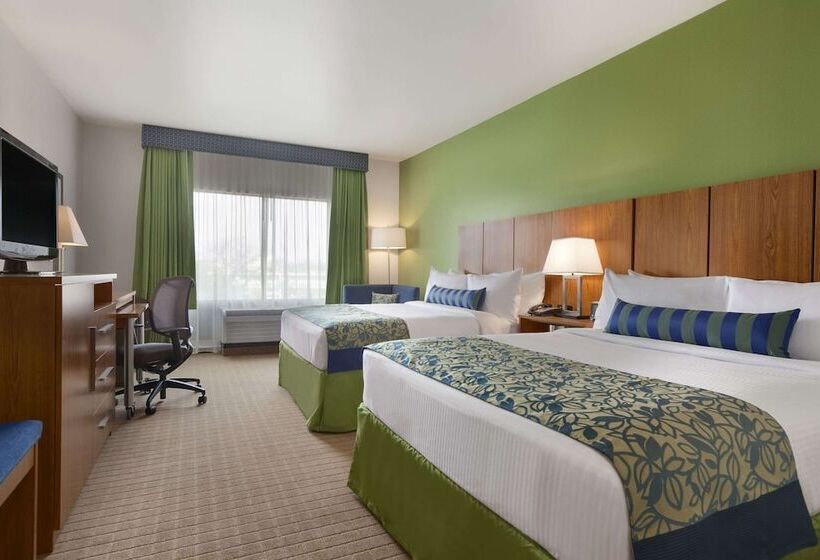 חדר דלוקס מותאם לאנשים עם מוגבלויות, Sol Cypress, San Antonio, A Tribute Portfolio