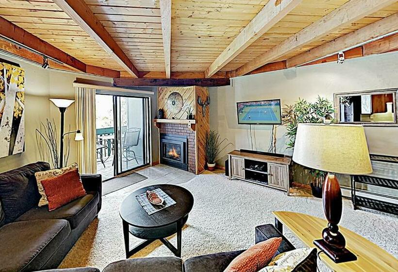 带2个卧室的公寓, Treehouse Condo Unit H202