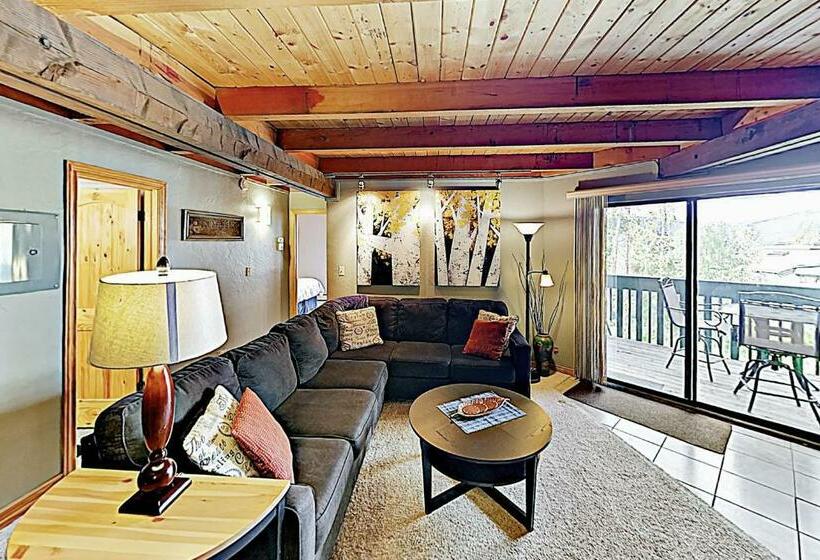 带2个卧室的公寓, Treehouse Condo Unit H202