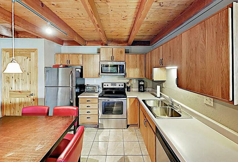 带2个卧室的公寓, Treehouse Condo Unit H202