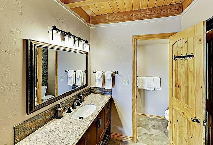 带2个卧室的公寓, Treehouse Condo Unit H202