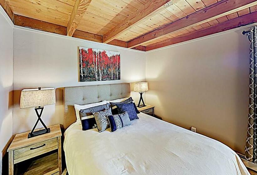 带2个卧室的公寓, Treehouse Condo Unit H202