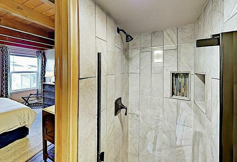 带2个卧室的公寓, Treehouse Condo Unit H202