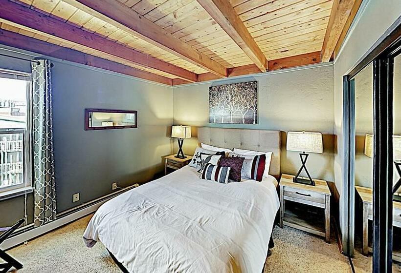 带2个卧室的公寓, Treehouse Condo Unit H202