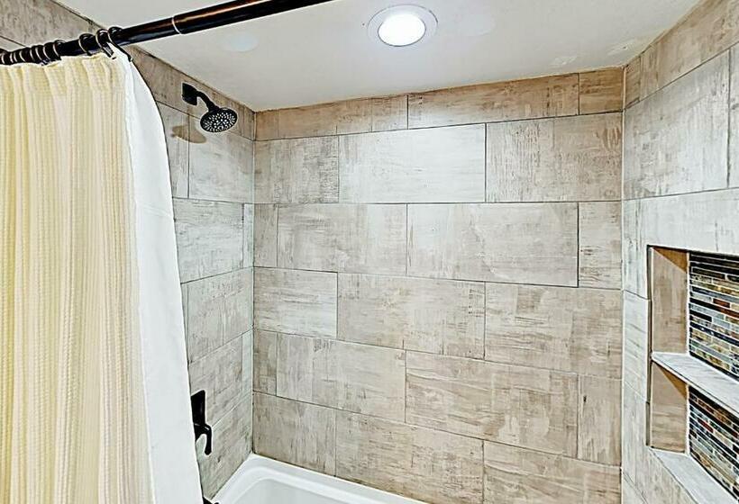 带2个卧室的公寓, Treehouse Condo Unit H202