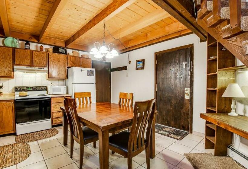 带2个卧室的公寓, Treehouse Condo Unit H202