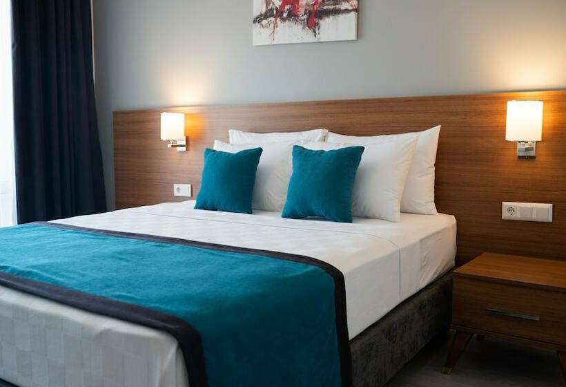 غرفة قياسية مطلّة علي البحر, Asel