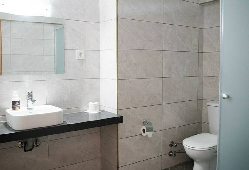 غرفة قياسية مطلّة علي البحر, Asel