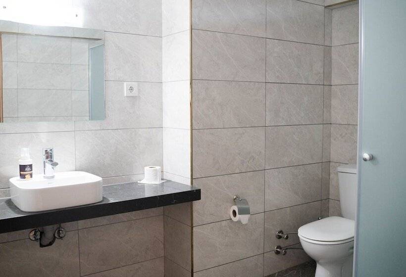 غرفة قياسية مطلّة علي البحر, Asel