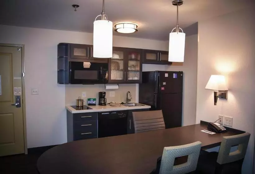 キングサイズベッドのスイートルーム, Candlewood Suites Columbus Northeast, An Ihg