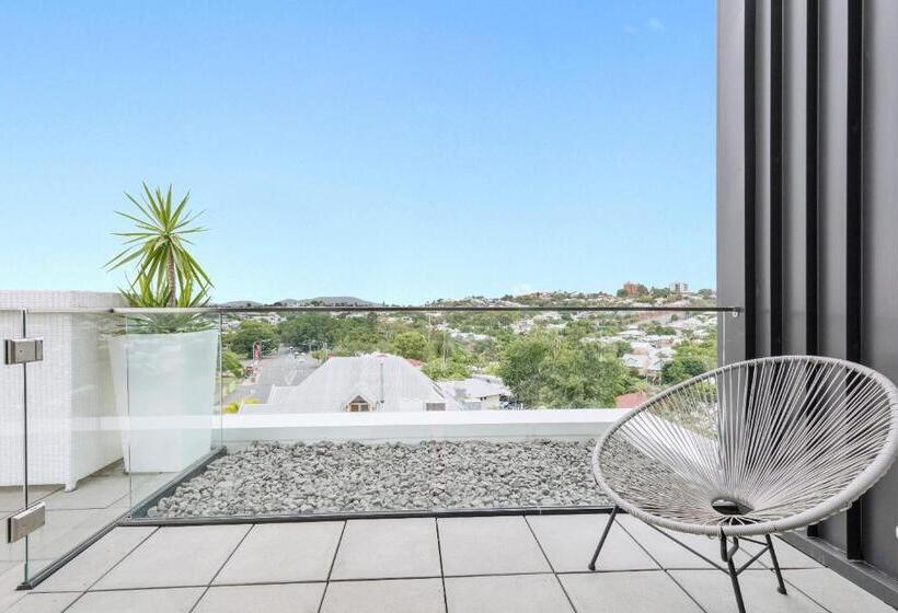 Номер Стандарт с Балконом, The Beetson Hotel Formerly Gambaro