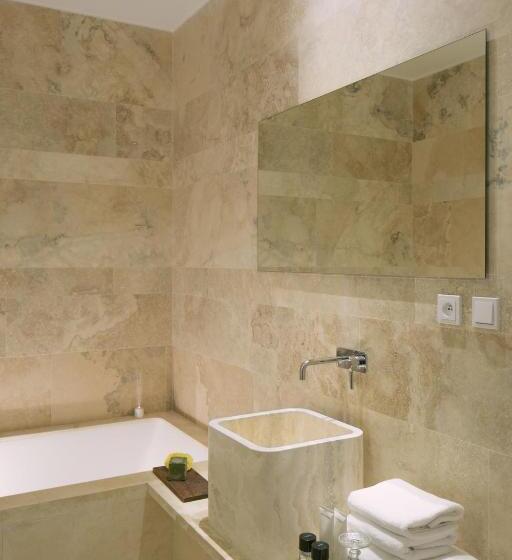 اتاق سوپریور با چشمانداز, Golden Crown