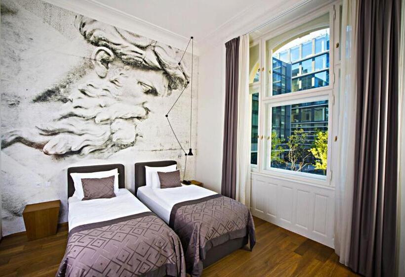 اتاق سوپریور با چشمانداز, Golden Crown