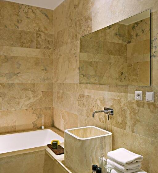 اتاق سوپریور با چشمانداز, Golden Crown