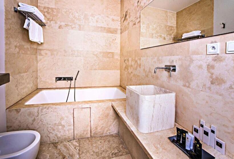 اتاق سوپریور با چشمانداز, Golden Crown