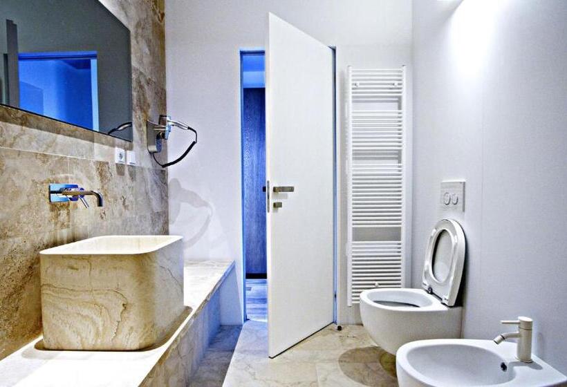 اتاق سوپریور با چشمانداز, Golden Crown