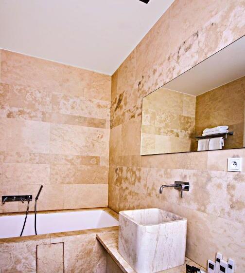 اتاق سوپریور با چشمانداز, Golden Crown