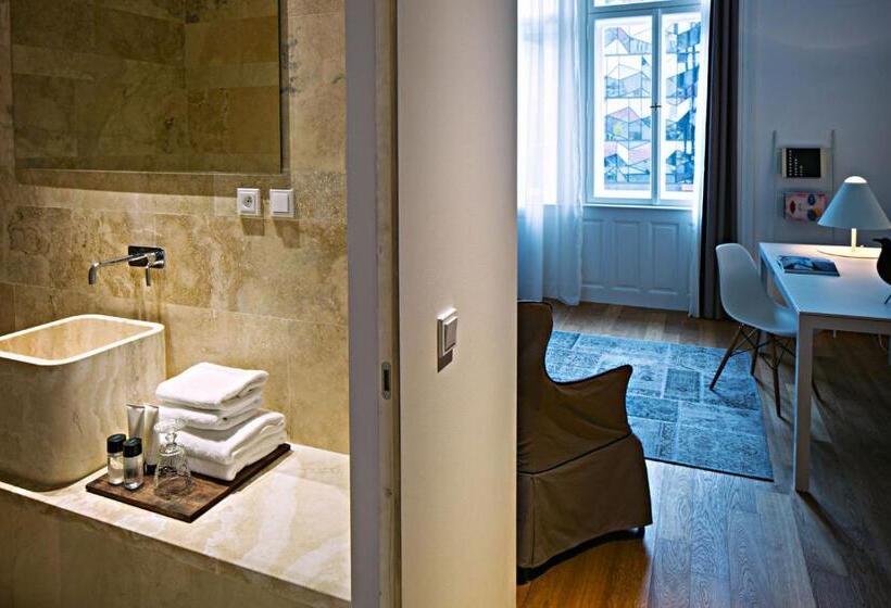 اتاق سوپریور با چشمانداز, Golden Crown