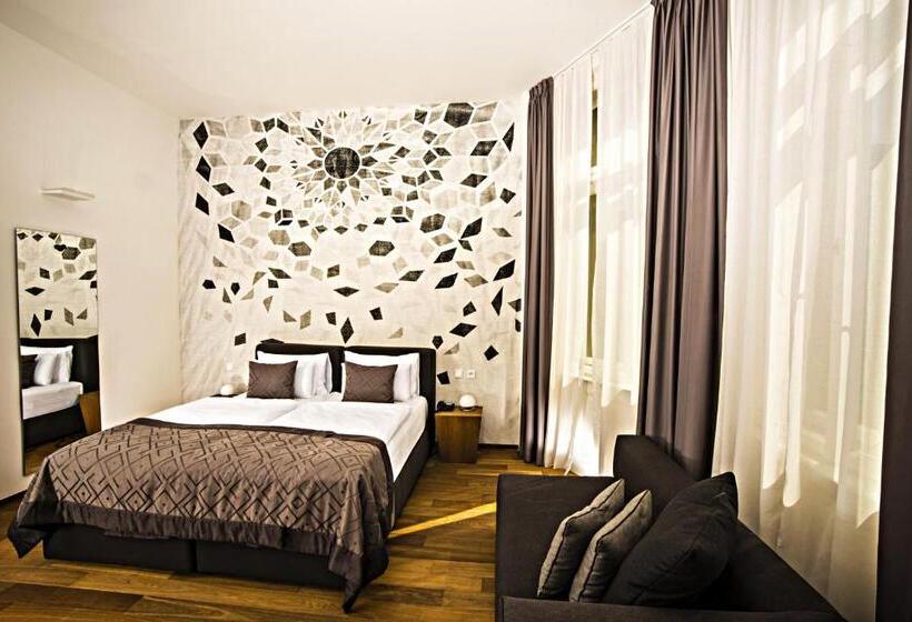 اتاق سوپریور با چشمانداز, Golden Crown