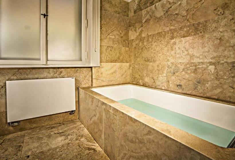 اتاق سوپریور, Golden Crown