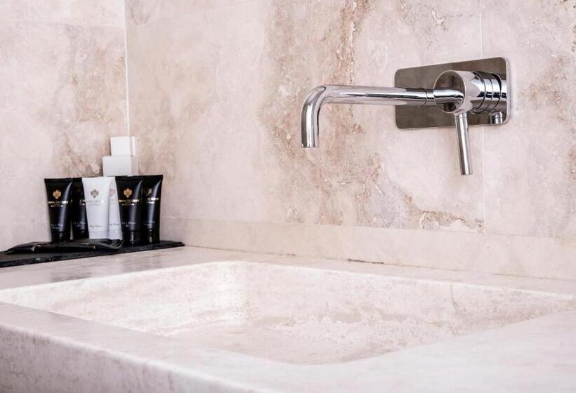 اتاق سوپریور, Golden Crown