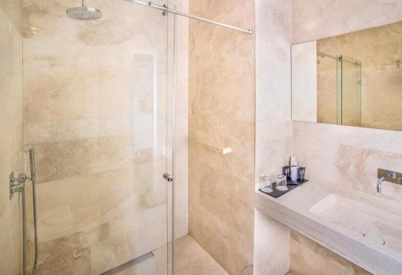 اتاق سوپریور, Golden Crown