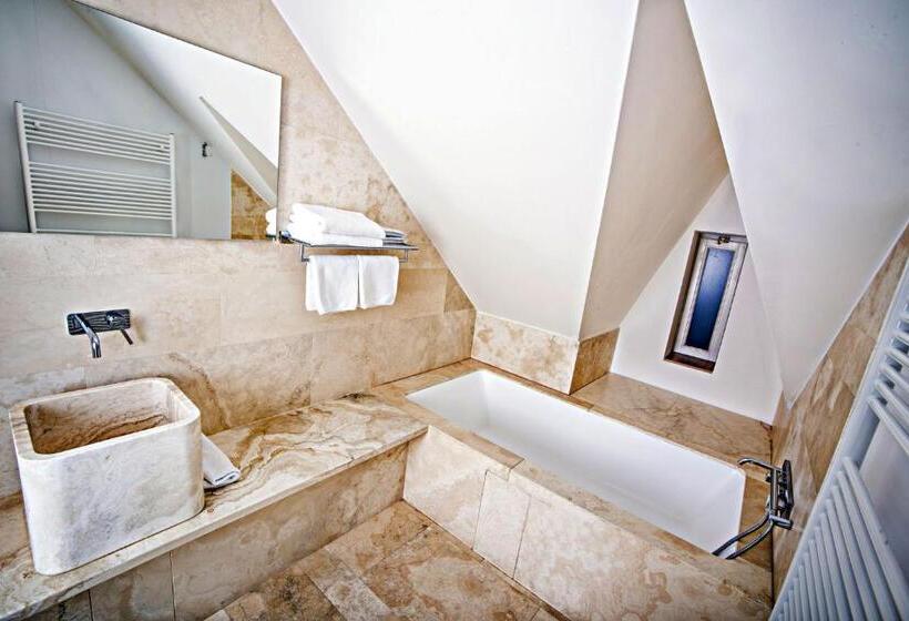 اتاق سوپریور, Golden Crown