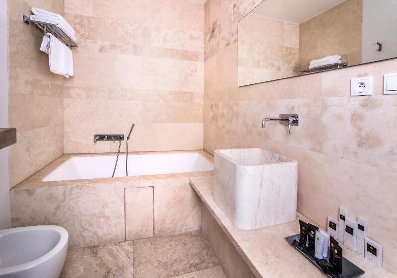 اتاق سوپریور, Golden Crown