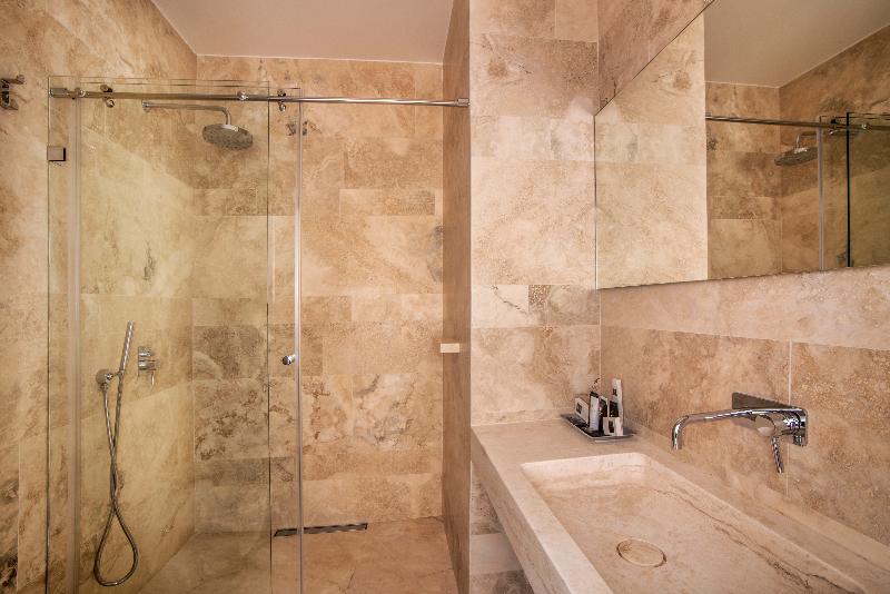 اتاق استاندارد, Golden Crown