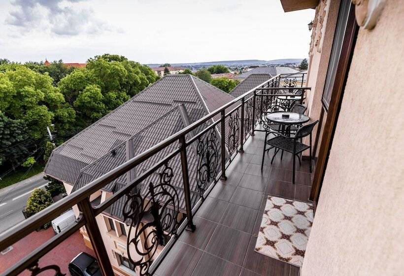 סוויטה משפחתית, Golden House