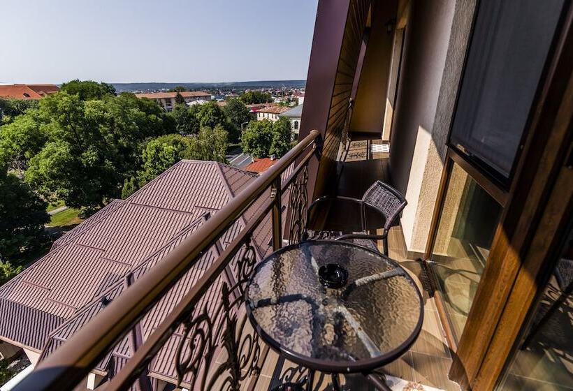 סוויטה משפחתית, Golden House