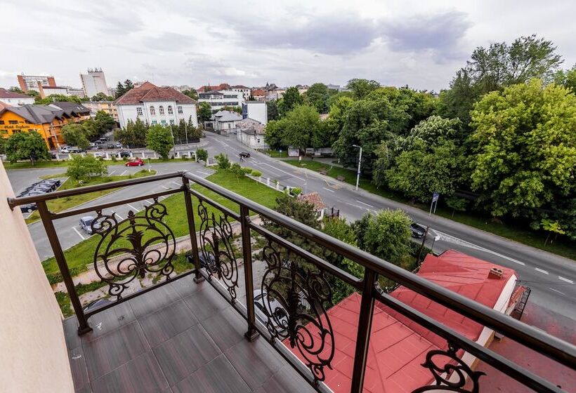 סוויטה משפחתית, Golden House