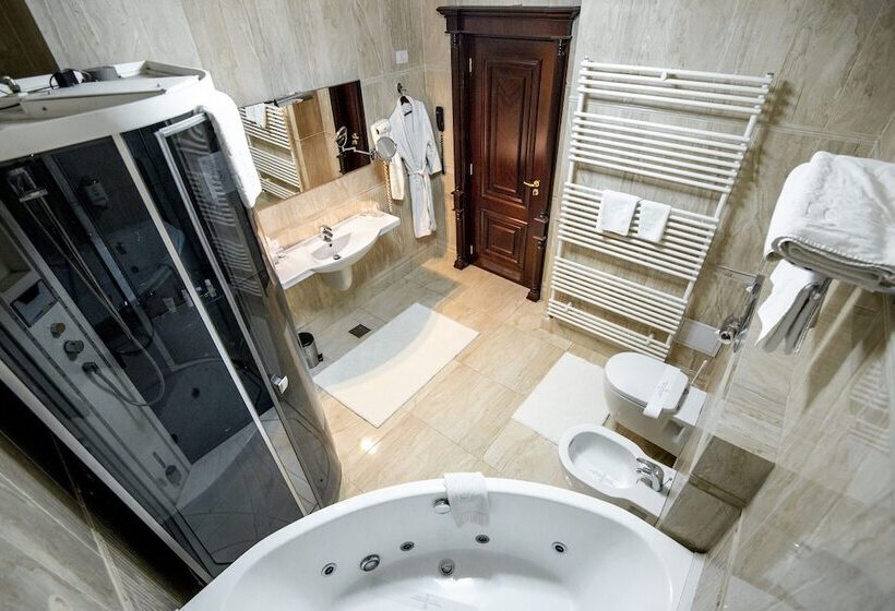 סוויטה משפחתית, Golden House