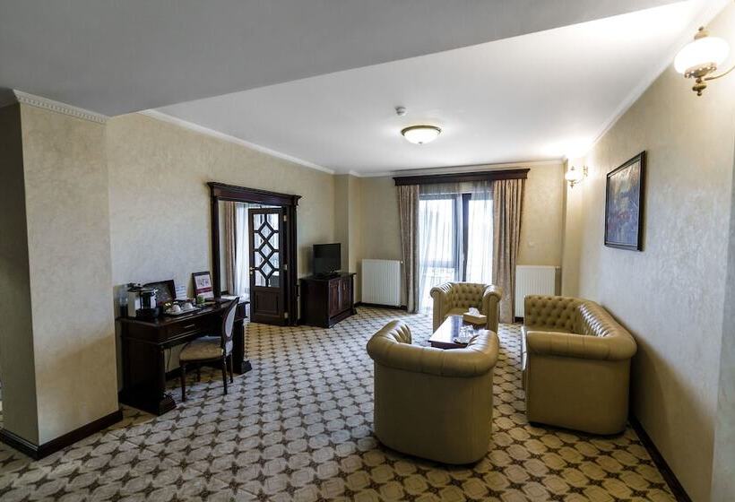 סוויטה משפחתית, Golden House