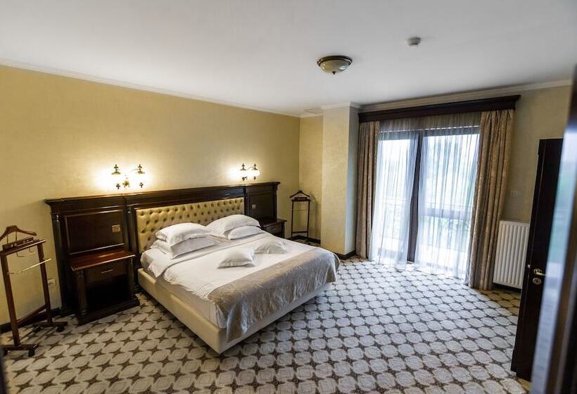 סוויטה משפחתית, Golden House