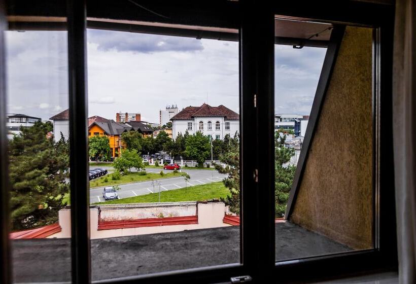 חדר אקונומי, Golden House