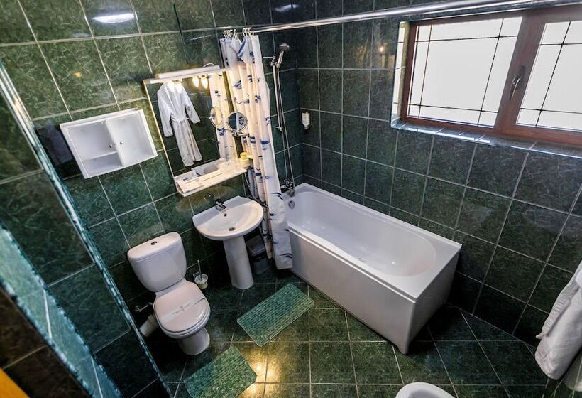 חדר אקונומי, Golden House