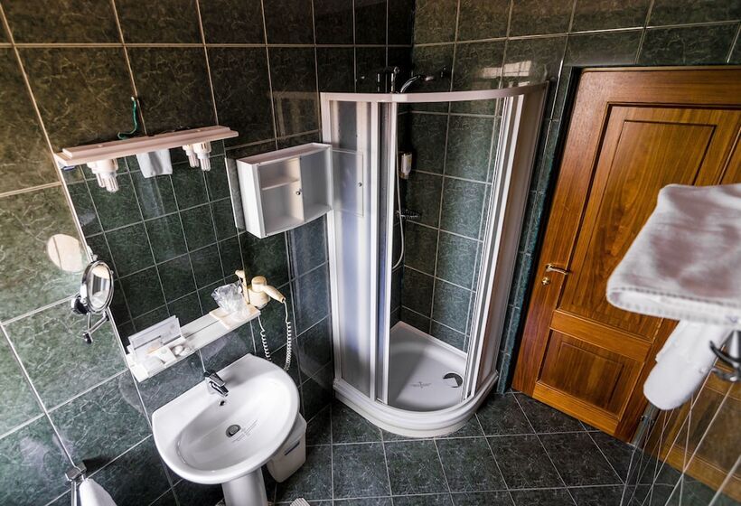 חדר אקונומי, Golden House