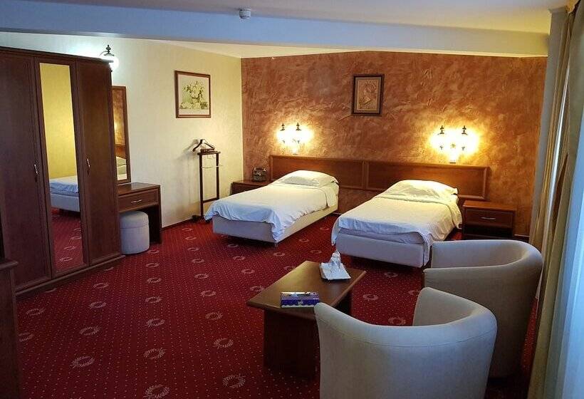 חדר אקונומי, Golden House