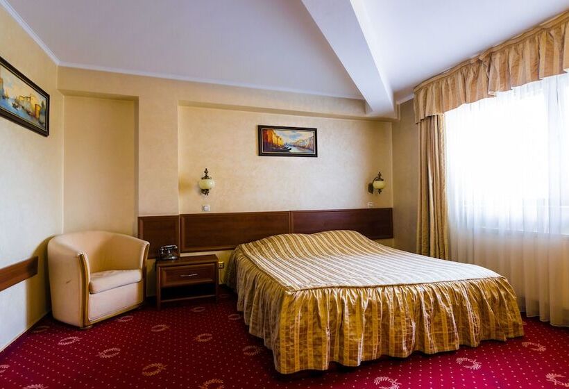 חדר אקונומי, Golden House