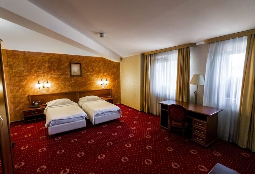 חדר אקונומי, Golden House