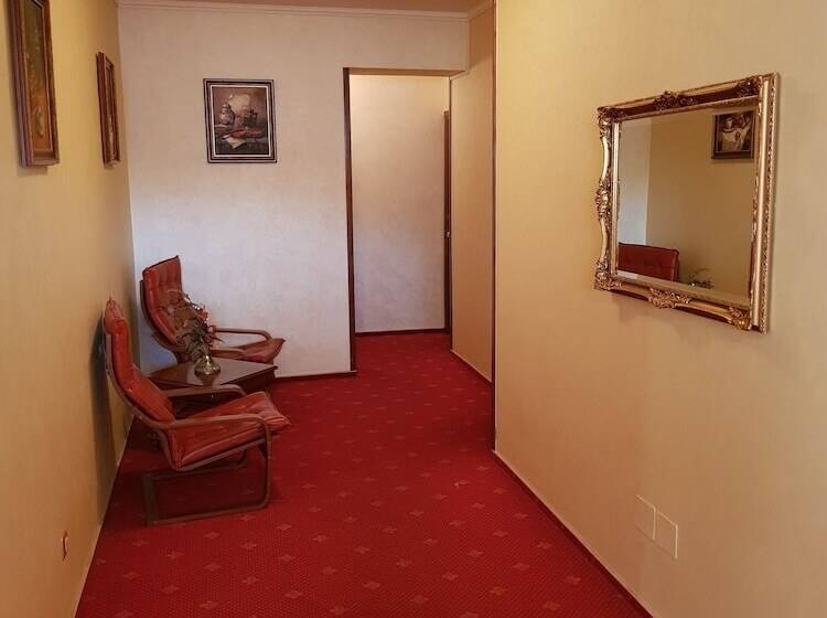 חדר אקונומי, Golden House