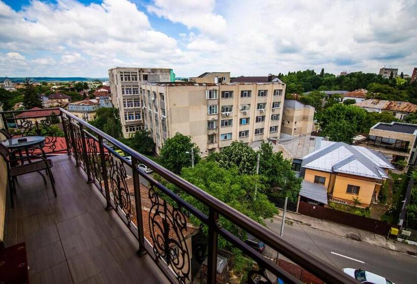 חדר סטנדרט לשלושה עם מרפסת, Golden House